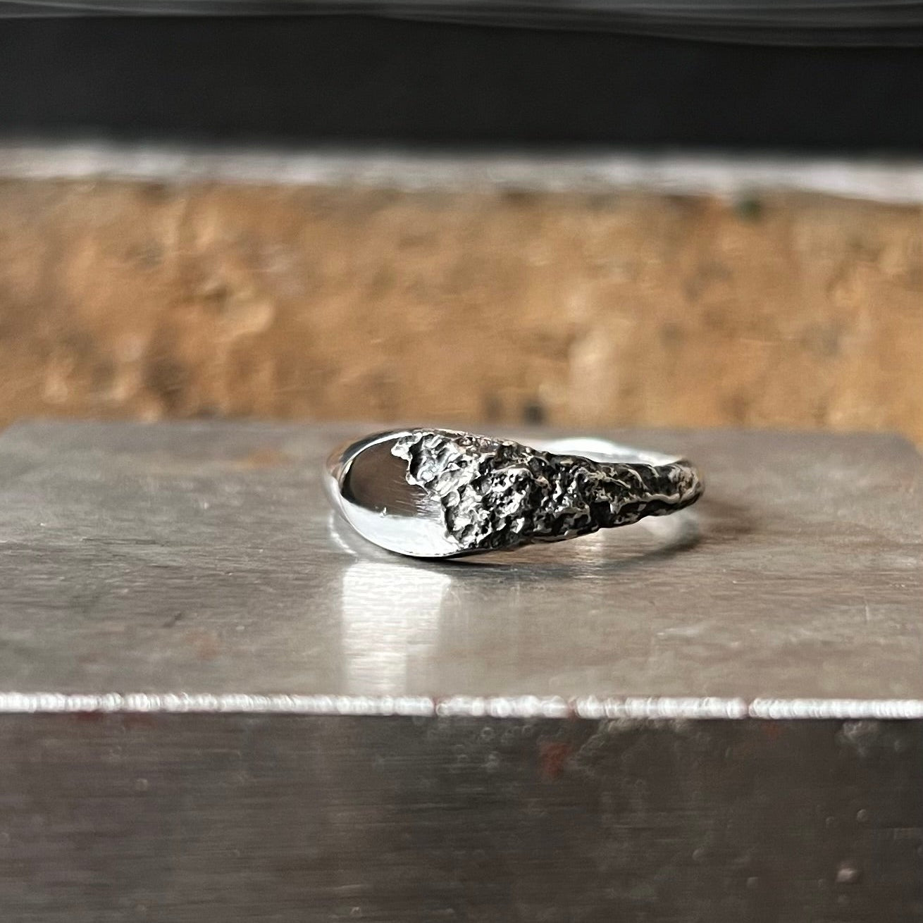 Détail de la texture brute d’une chevalière en argent créée par Fonte Bijoux.
Cadeau homme ou femme 