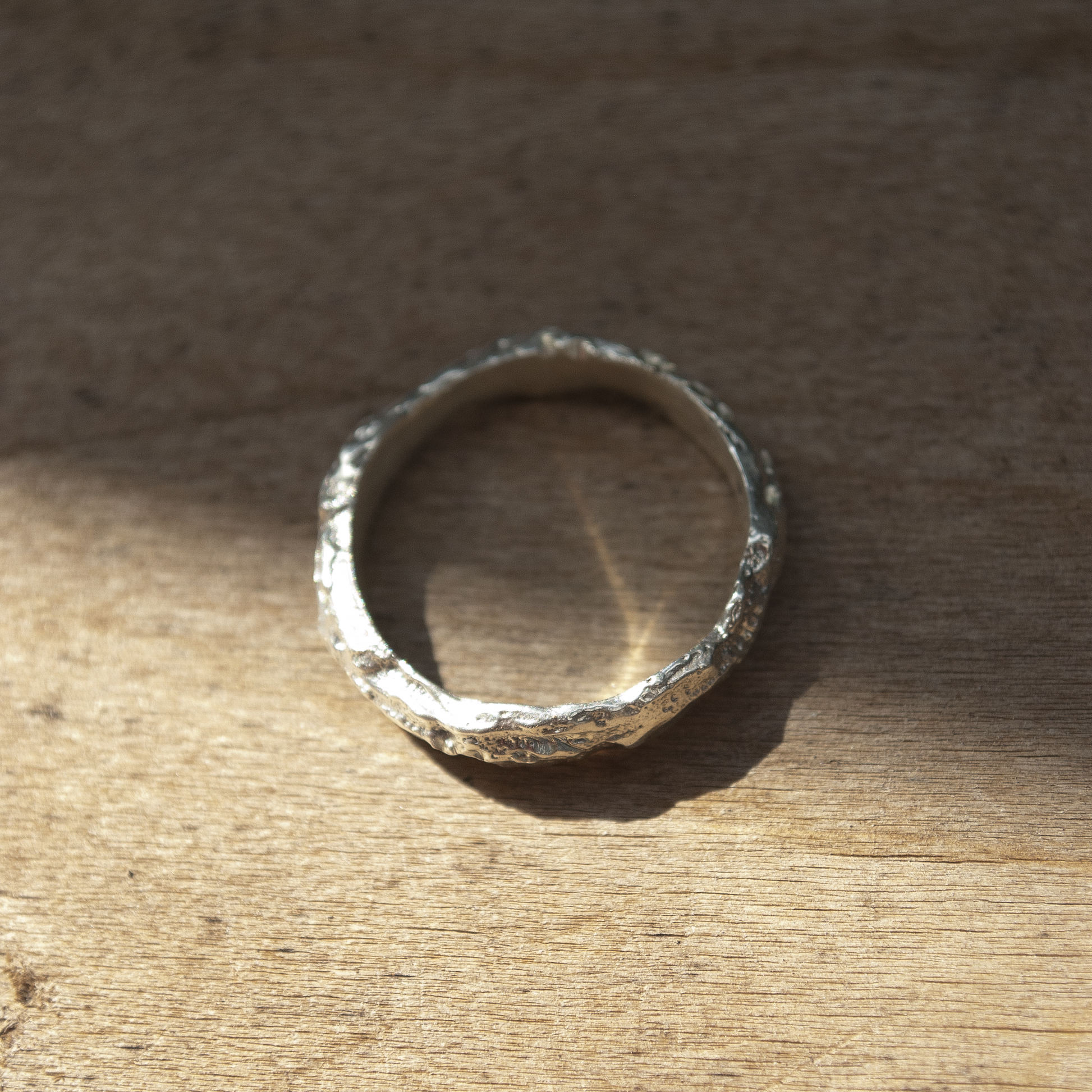 Bague singulière forgée par fonte au sable en argent massif, à la texture volontairement brute et organique. Cette création unique signée Fonte Bijoux est un bijou fait main en France, au design naturel et au caractère affirmé.