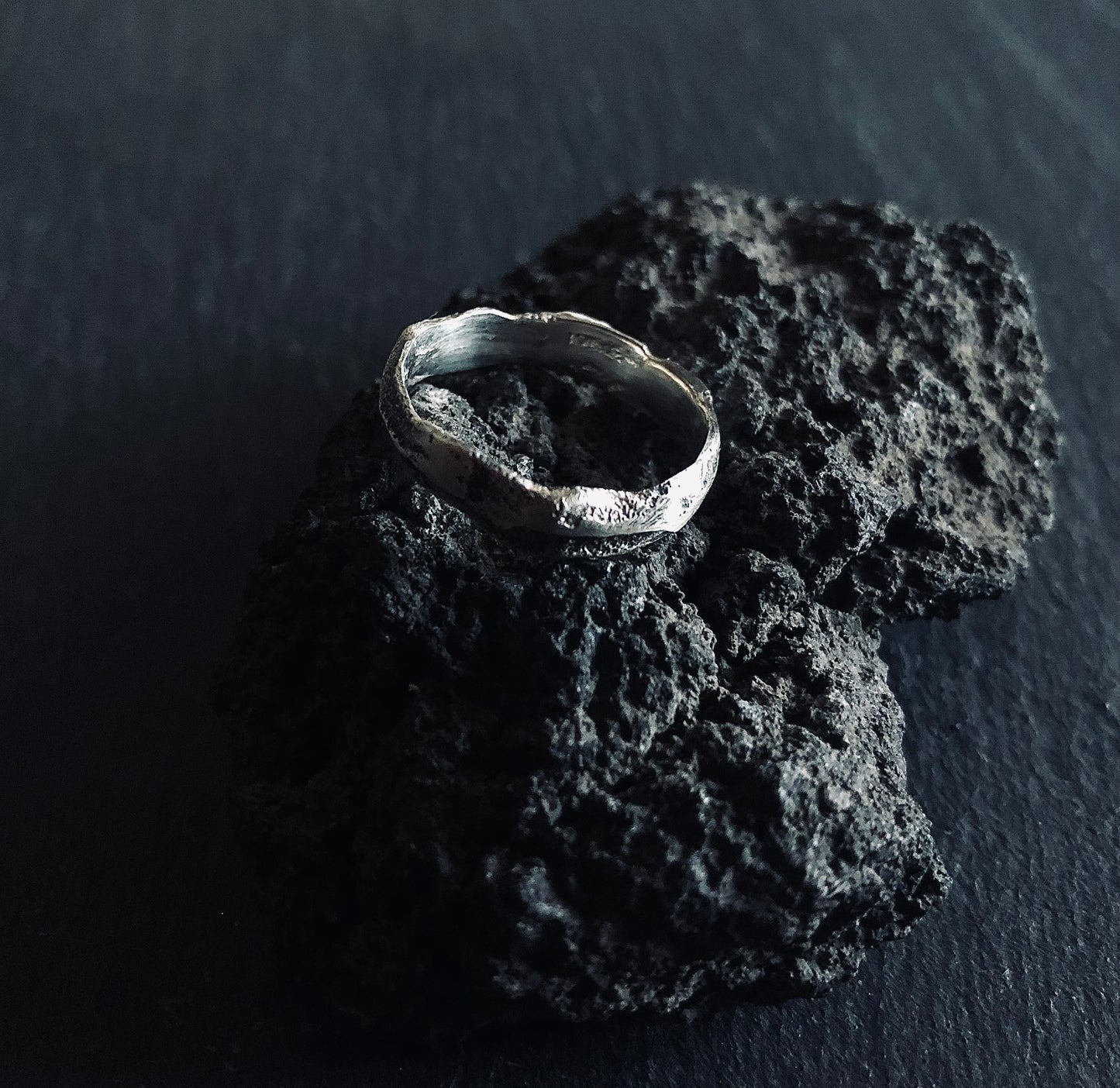Bague fonte au sable singulière au design alternatif Pour homme et femme Avec motif aléatoire - bague brut pour femme - bague brut pour homme - bague alternative - bijoux roche - bijoux unique - bague aléatoire - bague unique 