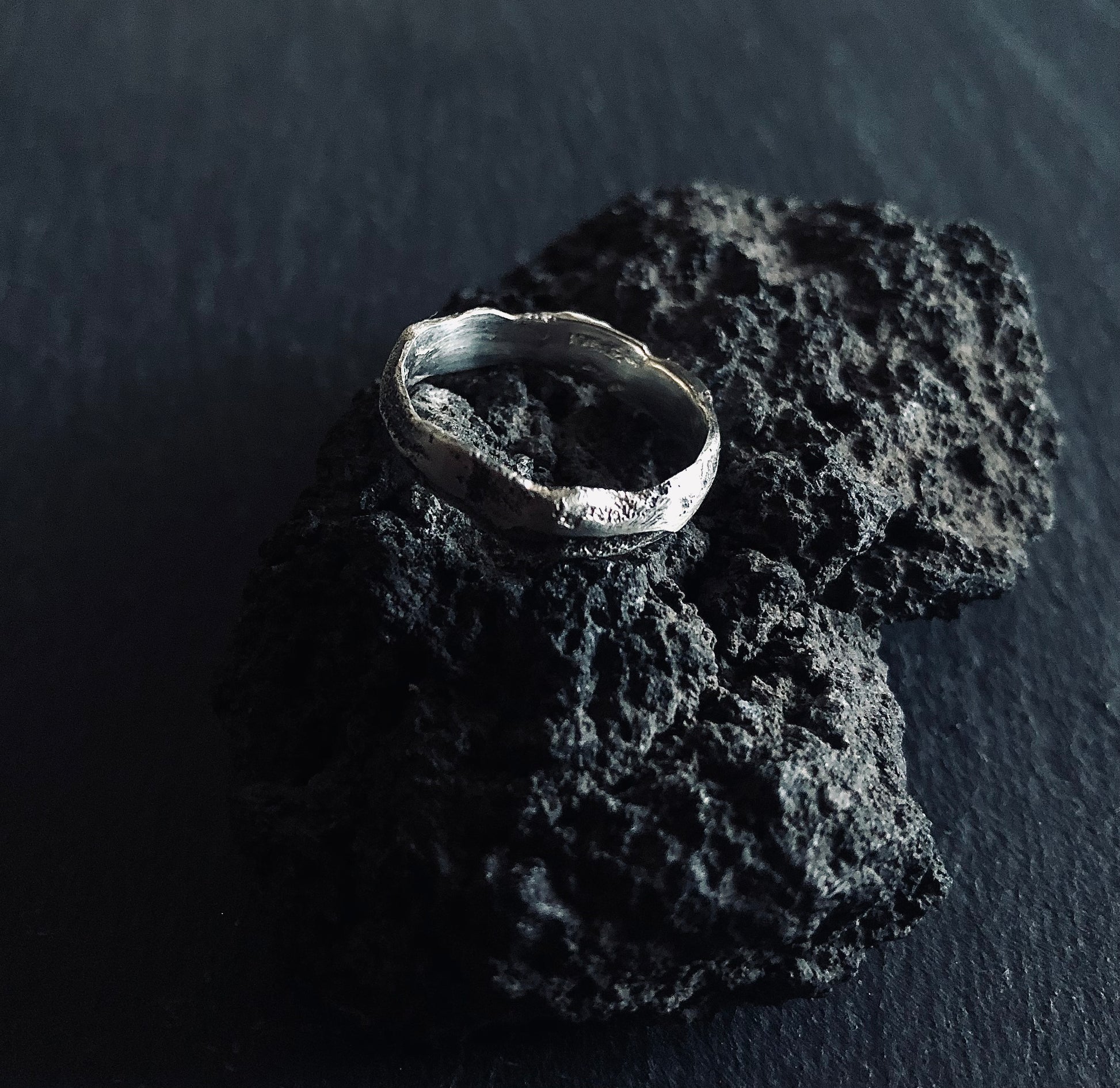 Bague fonte au sable singulière au design alternatif Pour homme et femme Avec motif aléatoire - bague brut pour femme - bague brut pour homme - bague alternative - bijoux roche - bijoux unique - bague aléatoire - bague unique 
