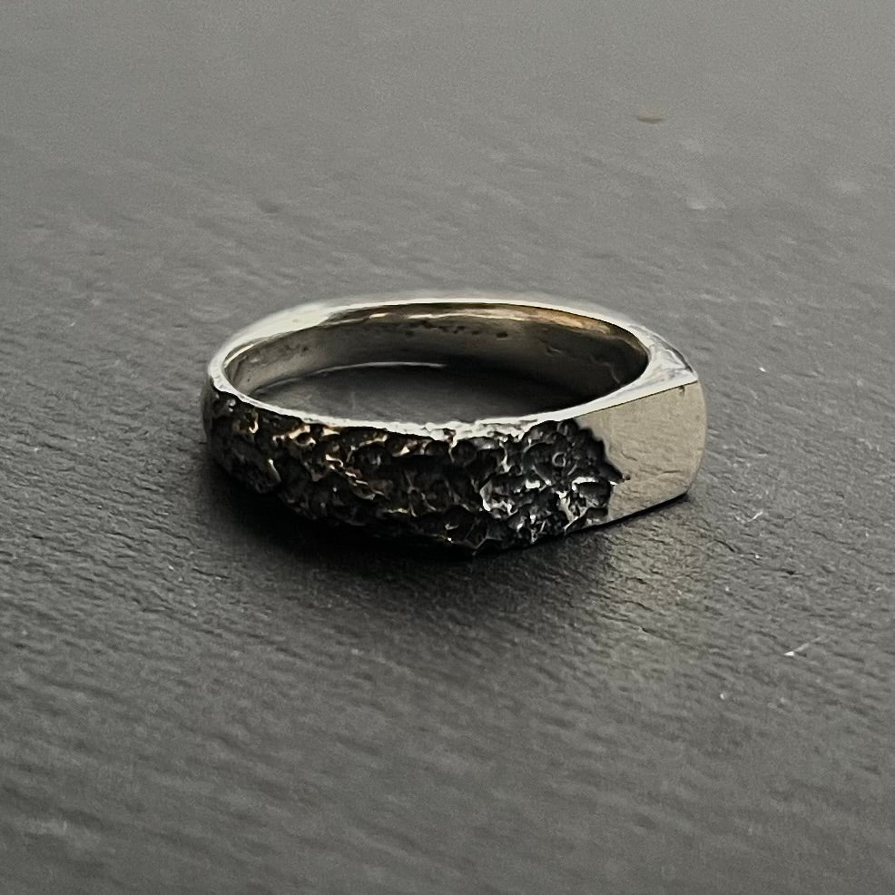 Bague font bijoux, organique et texturée, chevalière homme