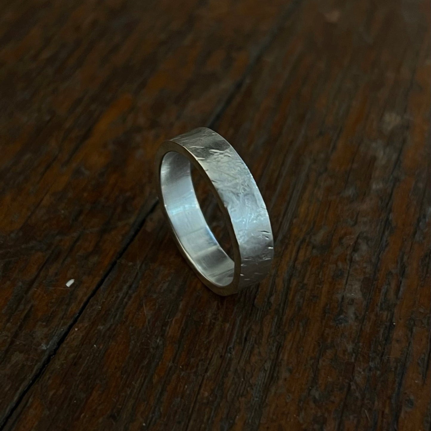 "Bague unisexe en argent massif, façonnée à la main avec des techniques traditionnellesbague forgée
argent 925
bijoux artisanaux
design minimaliste
finition brute
texture organique
martelage
fabrication artisanale
bijoux unisexe
créations uniques
bijoux authentiques
argent massif
bague texturée
bijoux durables
Fonte Bijoux