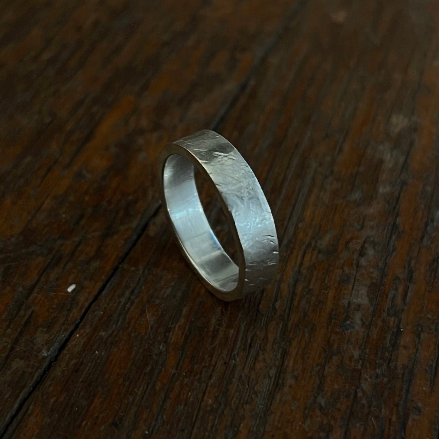 "Bague unisexe en argent massif, façonnée à la main avec des techniques traditionnellesbague forgée
argent 925
bijoux artisanaux
design minimaliste
finition brute
texture organique
martelage
fabrication artisanale
bijoux unisexe
créations uniques
bijoux authentiques
argent massif
bague texturée
bijoux durables
Fonte Bijoux