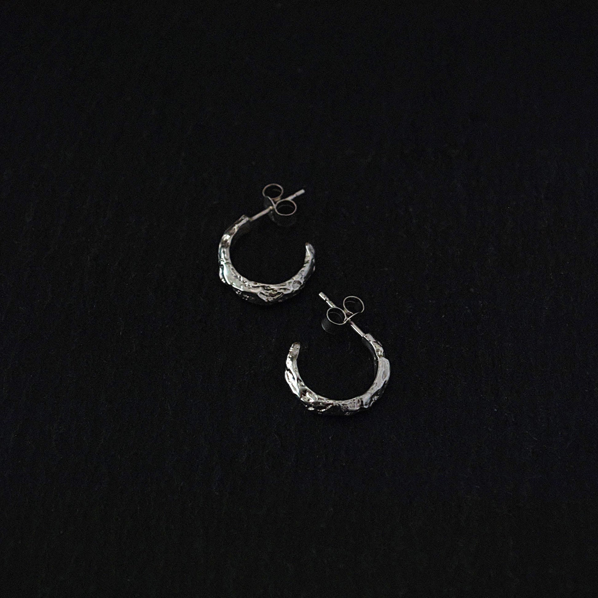 Boucle d’oreille artisanale argent – Design organique et intemporel – Fonte au sable – Vente à l’unité ou deux boucles
