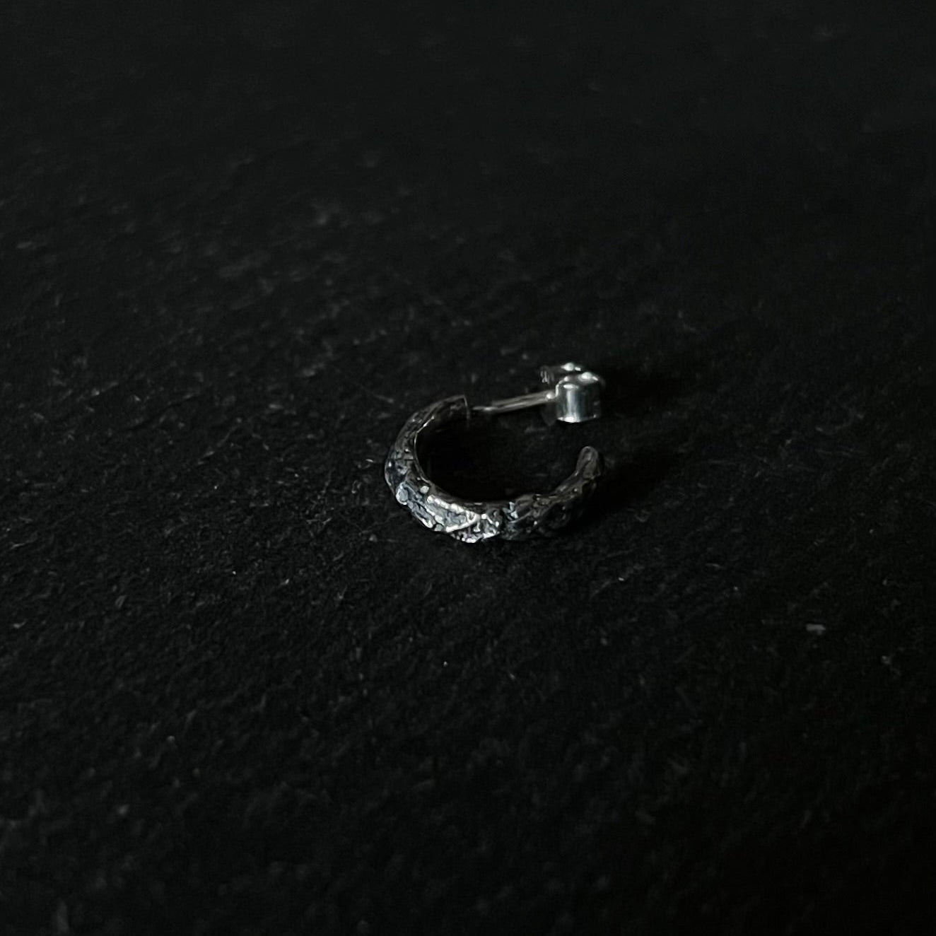 Boucle d'oreille patinée en argent 925 , Bijoux d'oreille brut en argent, Boucle d'oreille homme brut organique 