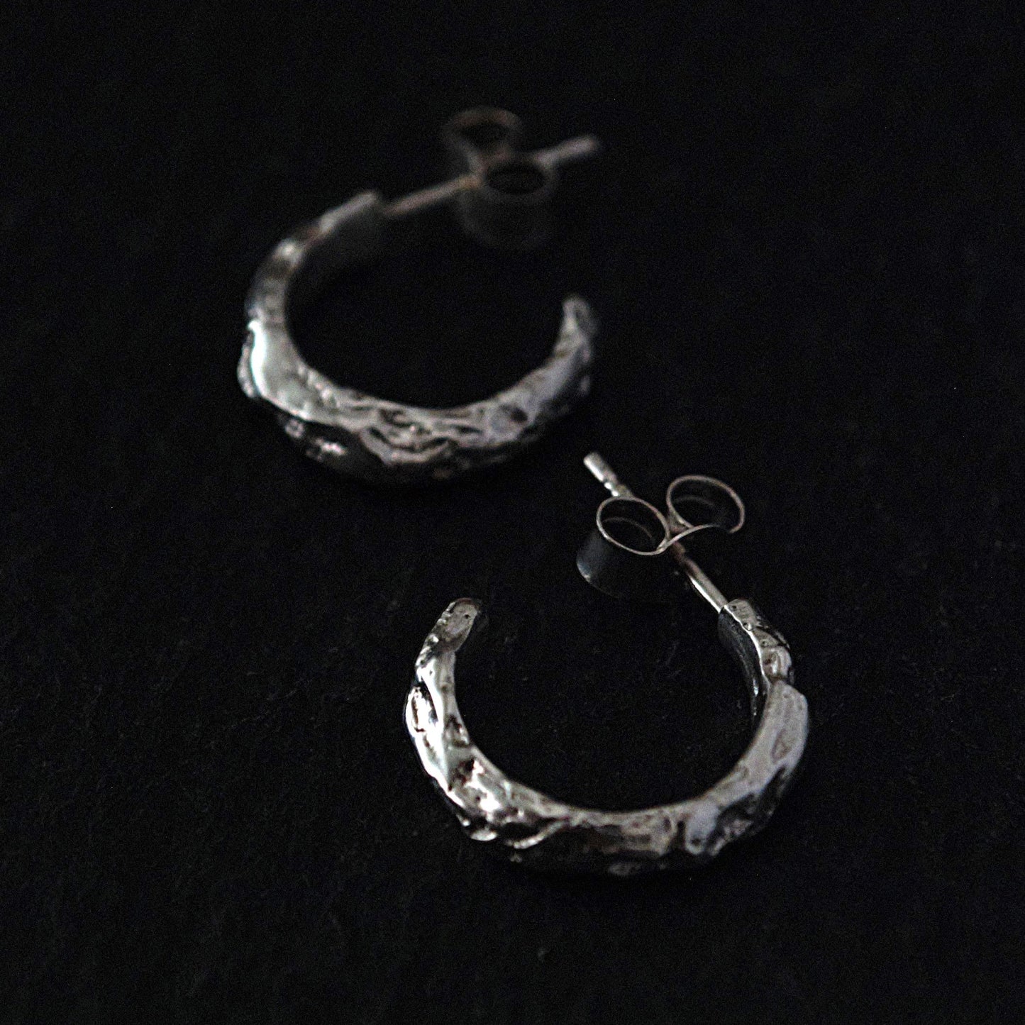 Boucle d’oreille organique en argent massif 925 – Design brut et artisanal – Fait main – Vendue à l’unité ou par deux boucles