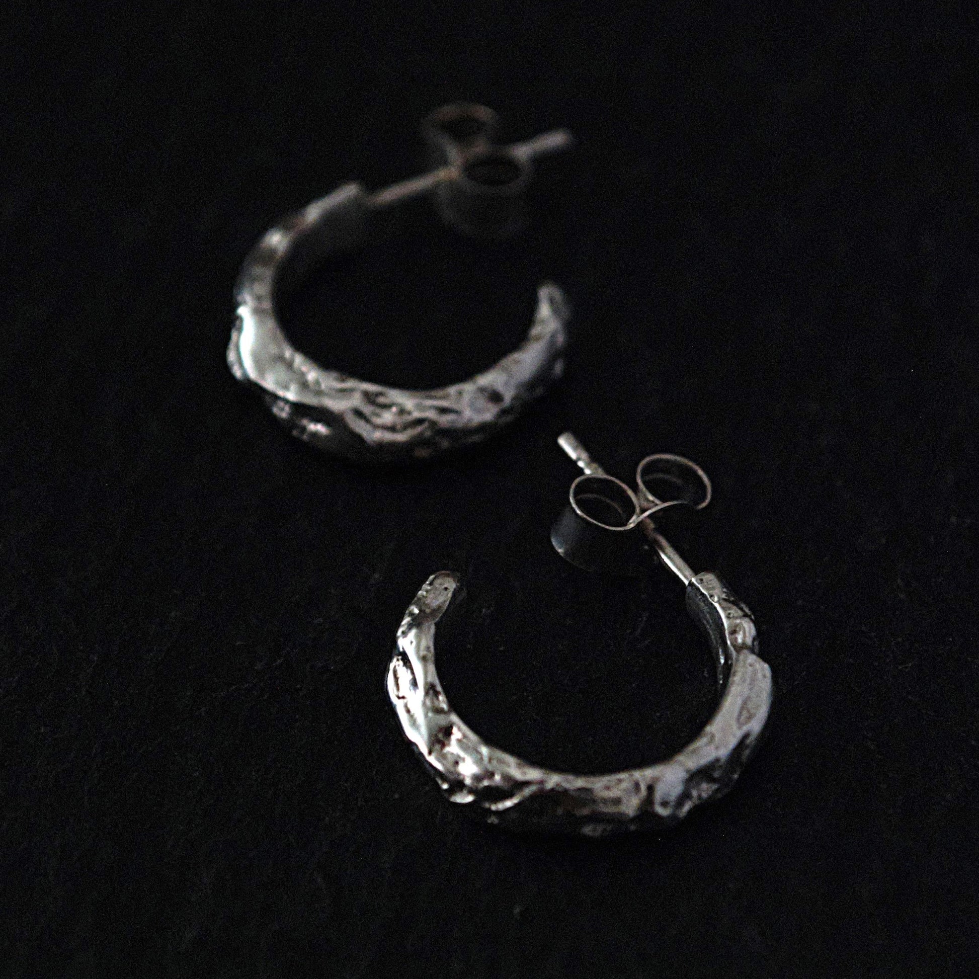 Boucle d’oreille organique en argent massif 925 – Design brut et artisanal – Fait main – Vendue à l’unité ou par deux boucles