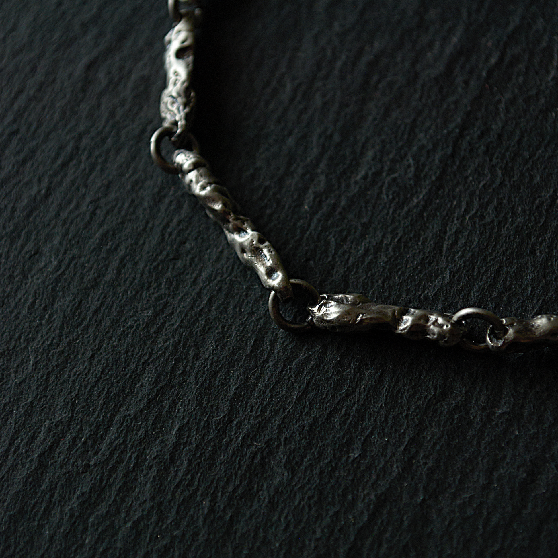 Bracelet unique en argent texturé – Design inspiré de l’érosion naturelle
