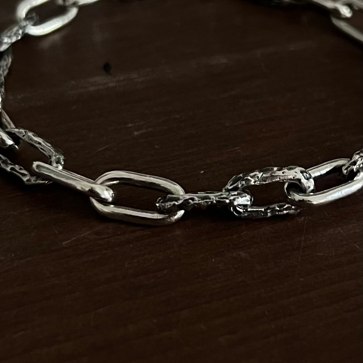 Gros plan maillons bracelet Chaîne Dualité argent 925, contraste brut et lisse, raw jewelry artisanal Fonte Bijoux Rennes Bretagne