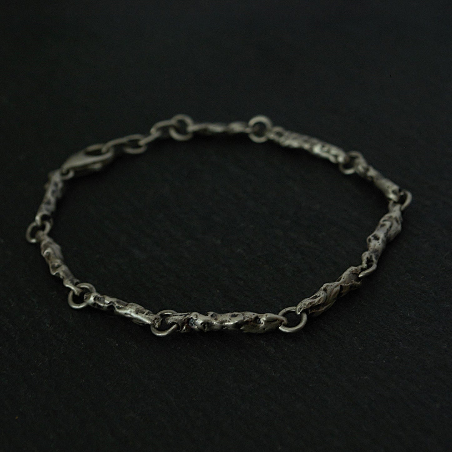 Bracelet en argent 925 au style brut et organique – Fabrication à la main en atelier