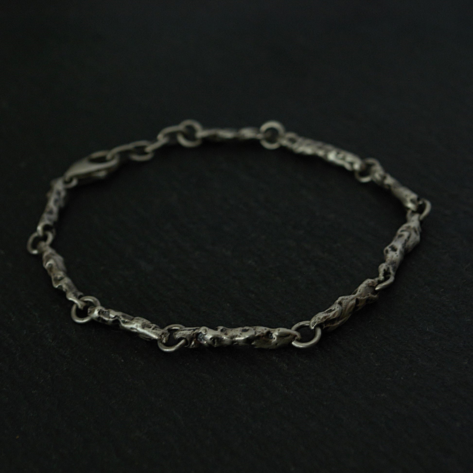Bracelet en argent 925 au style brut et organique – Fabrication à la main en atelier