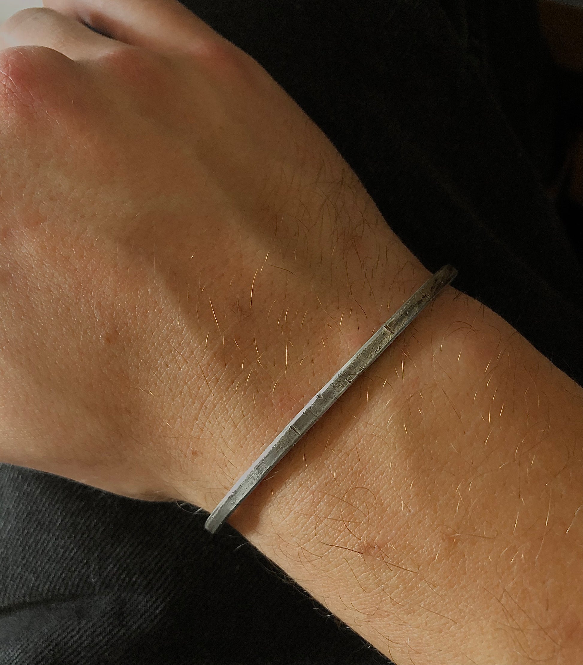 Bracelet Jonc Forgé à la main en bretagne Bijoux forgés à la main - Bijoux en argent martelé - Bijoux inspirés par la roche - Bijoux éthiques et durables - Bijoux personnalisés artisanaux - Bijoux fonte au sable - Bijoux texturés naturels - Bijoux artisanaux Bretagne - Bijoux unisexes artisanaux - Bijoux authentiques faits main - Bijoux brut - Jonc en argent - Bracelet forgé - Argent massif 925 - Texture brute - Finition patinée - Dimension ajustable