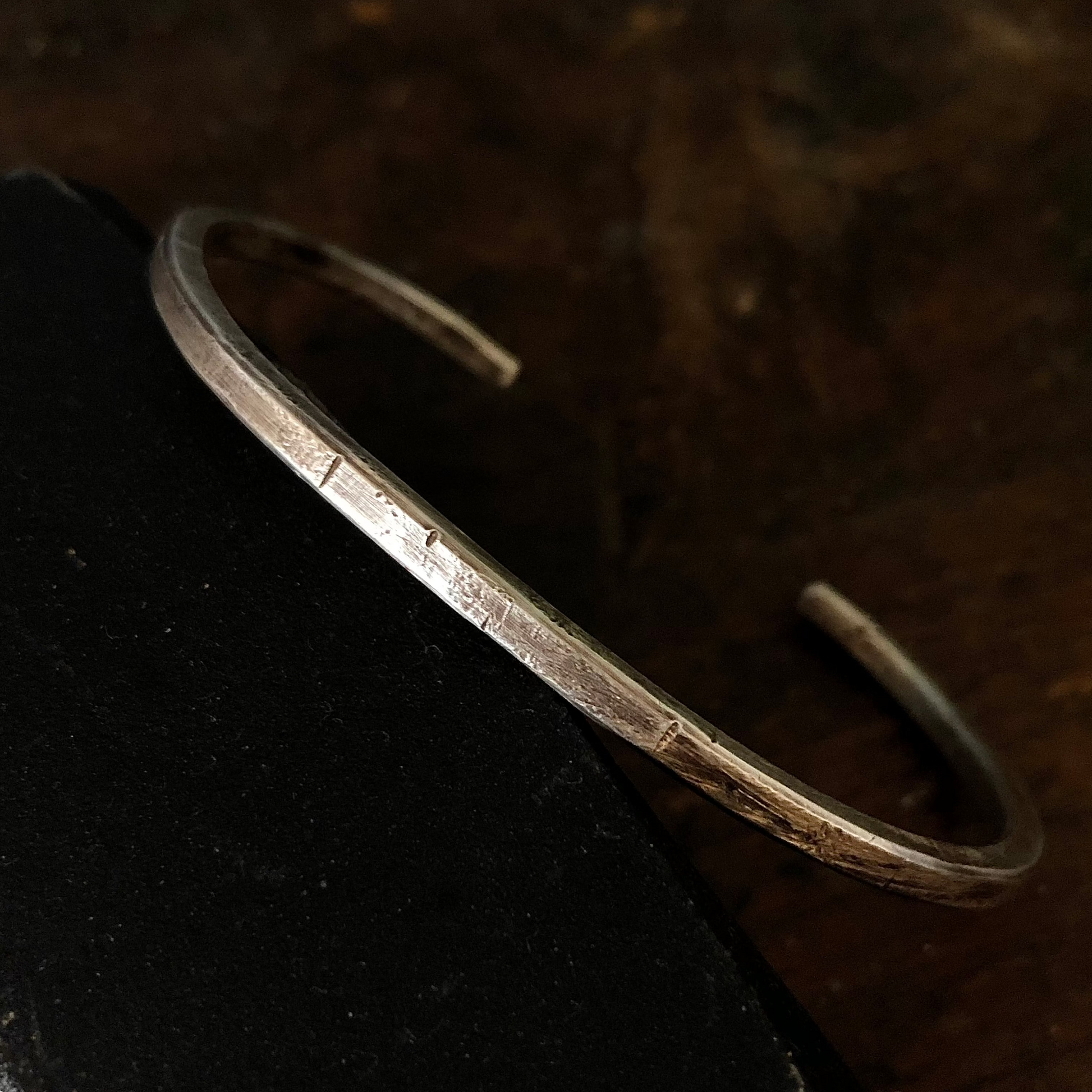 Bracelet Jonc Forgé à la main dans mon  atelier Bijoux forgés à la main - Bijoux en argent martelé - Bijoux inspirés par la roche - Bijoux éthiques et durables - Bijoux personnalisés artisanaux - Bijoux fonte au sable - Bijoux texturés naturels - Bijoux artisanaux Bretagne - Bijoux unisexes artisanaux - Bijoux authentiques faits main - Bijoux brut - Jonc en argent - Bracelet forgé - Argent massif 925 - Texture brute - Finition patinée - Dimension ajustable bracelet artisanal 