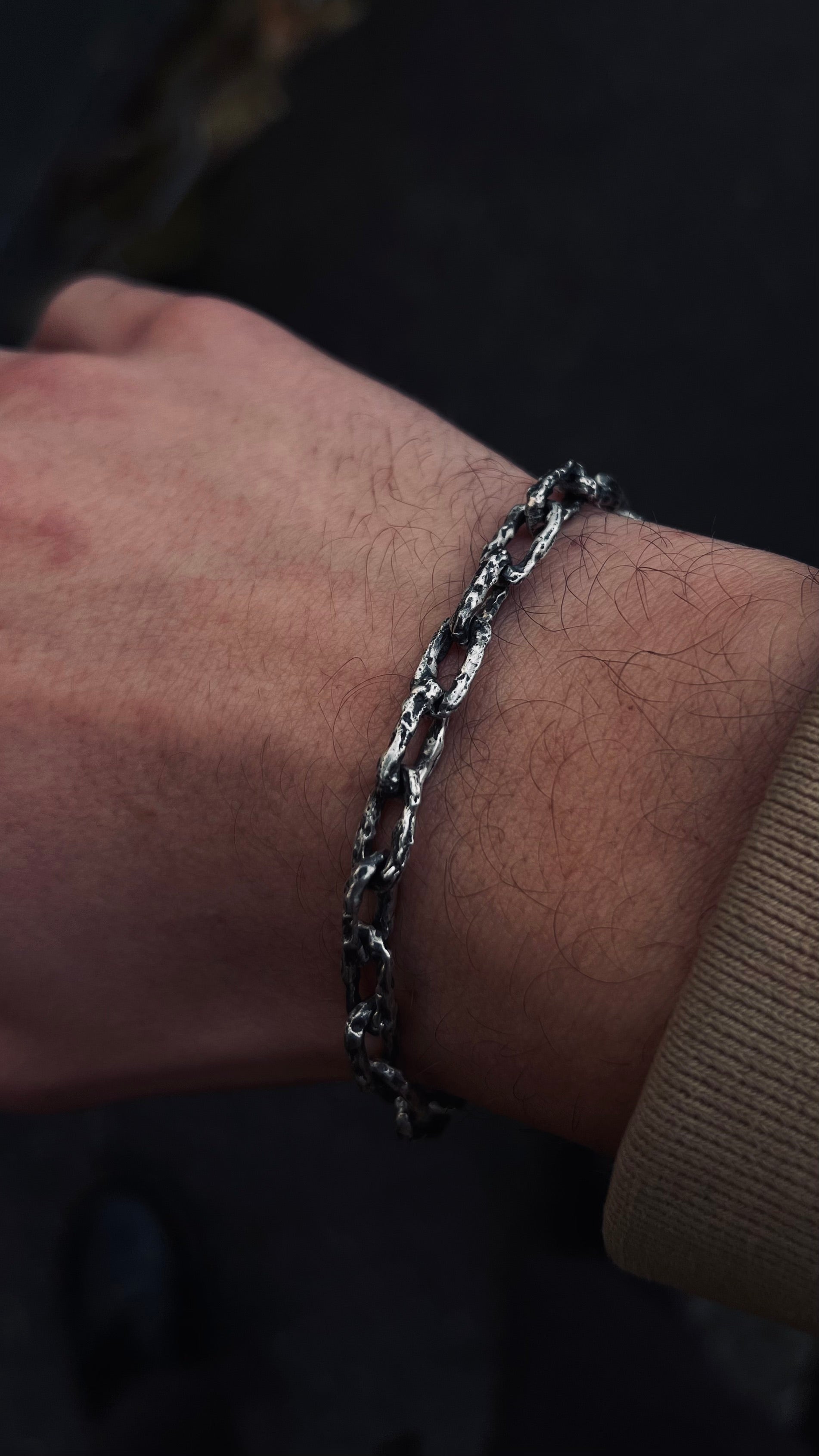 Bracelet chaîne organique en argent 925 porté au poignet, bijou brut unisexe fait main