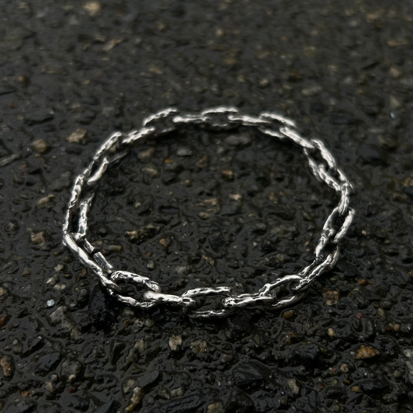 Bracelet chaîne brute en argent 925 au design organique et texturé fabrication artisanale