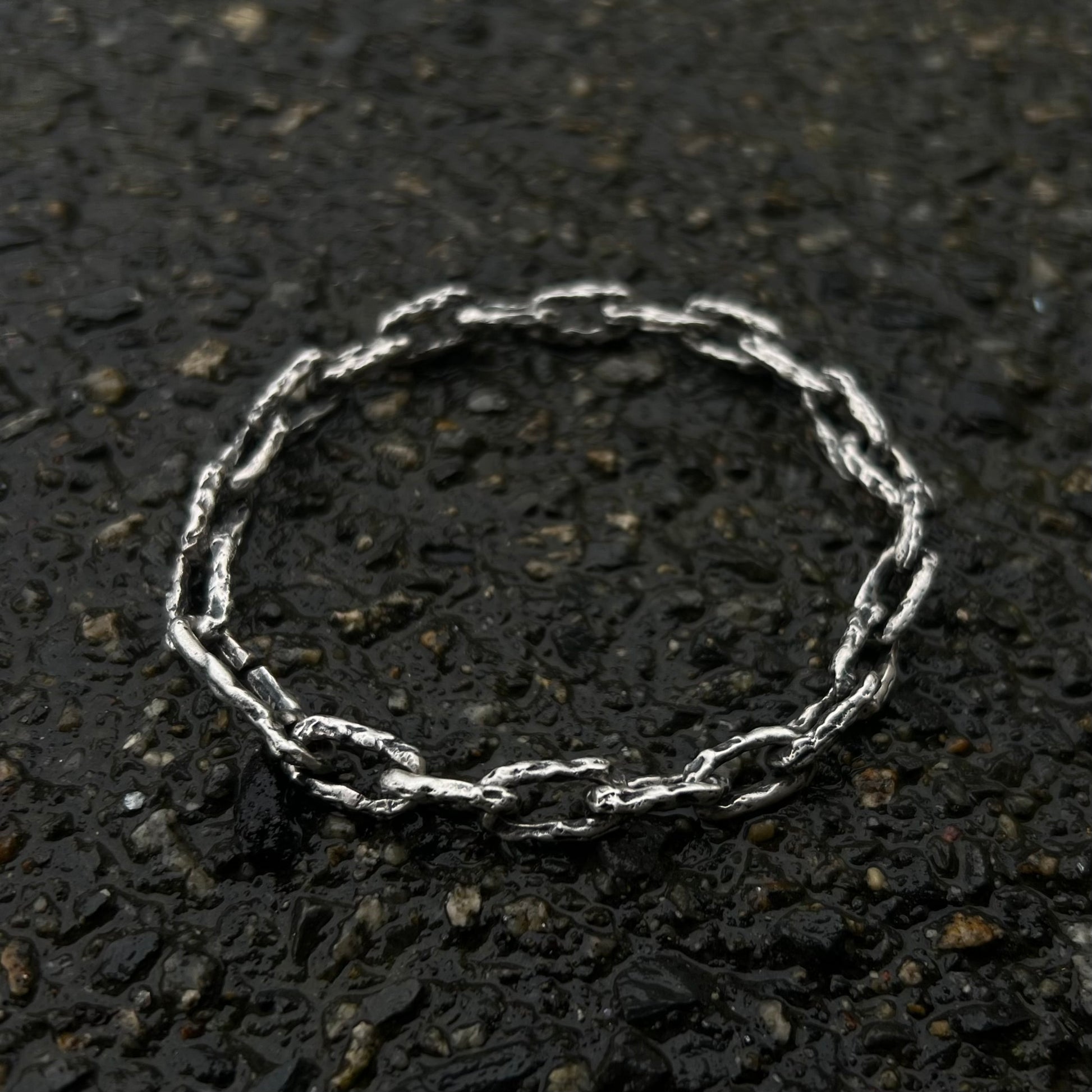 Bracelet chaîne brute en argent 925 au design organique et texturé fabrication artisanale