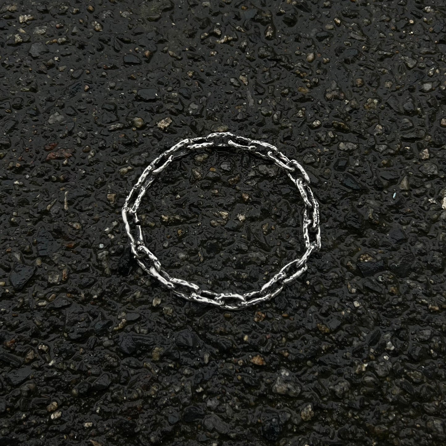 Bracelet chaîne texturé en argent 925 fabriqué à la main par fonte au sable, style brut et organique