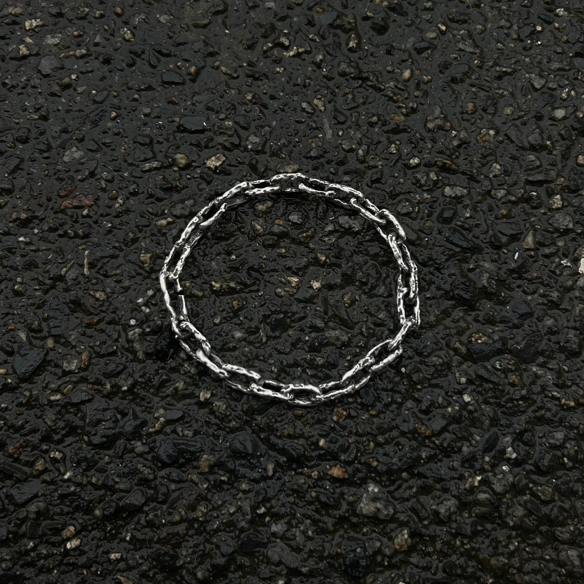 Bracelet chaîne texturé en argent 925 fabriqué à la main par fonte au sable, style brut et organique