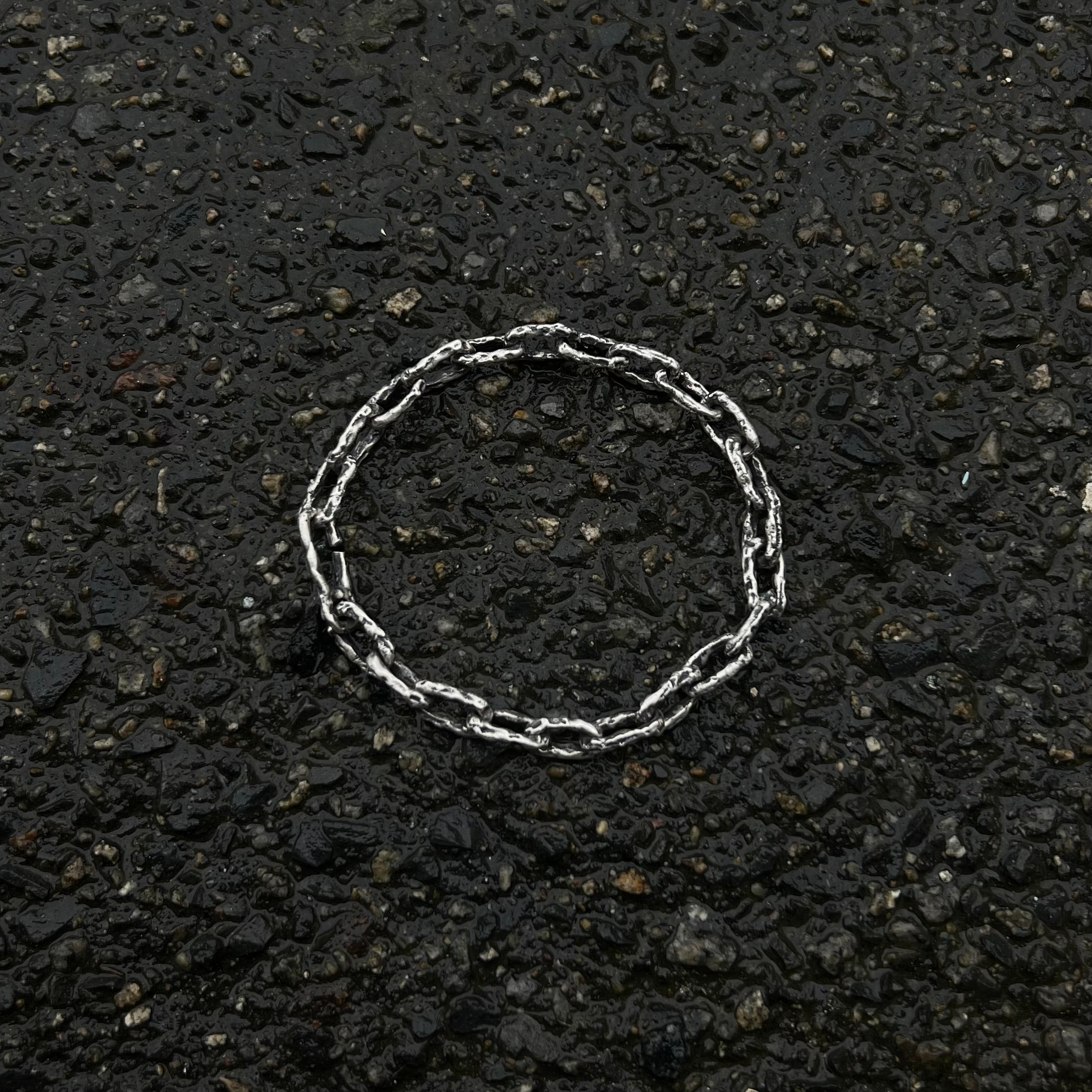 Bracelet chaîne texturé en argent 925 fabriqué à la main par fonte au sable, style brut et organique