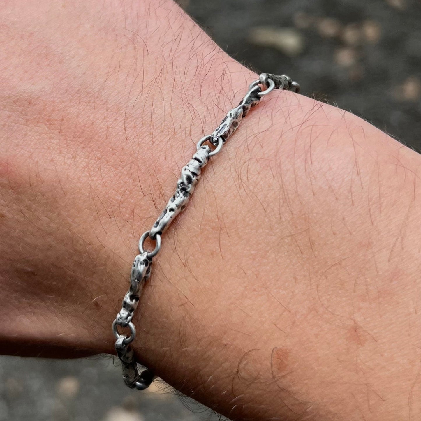 Bracelet en argent 925 au style brut et organique – Fabrication à la main en atelierartisanal bracelet en argent massif
bijoux brut fait main argent
bracelet texte organique fonte sable
bracelet unisexe argent texturé