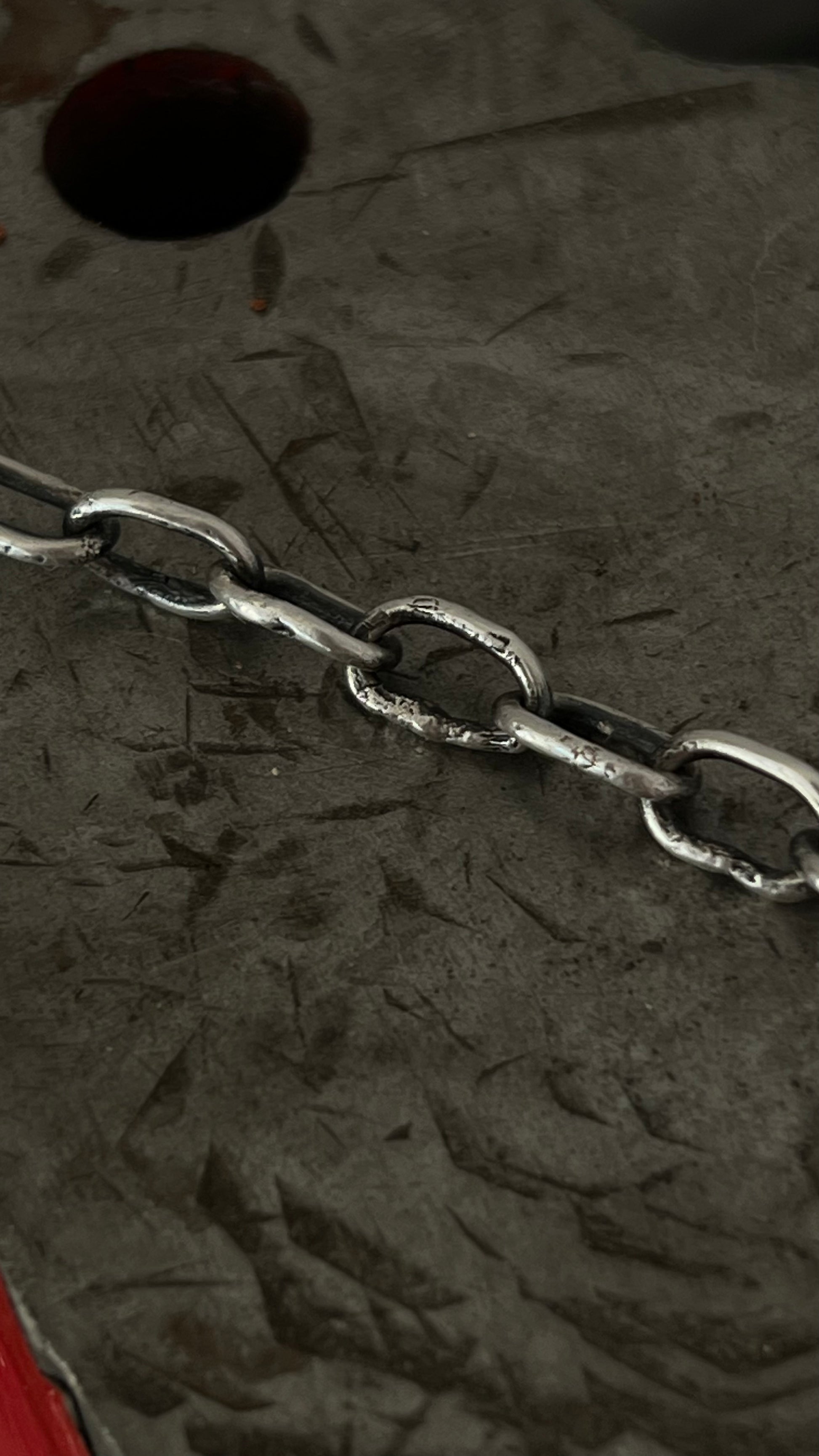 Chaîne en argent Fusion de fonte bijoux,Chaîne en argent 925 - Soudure par fusion - Bijou artisanal - Argent massif - Texture organique - Style audacieux - Bijou unisexe - Fabrication artisanale - Design unique - Bretagne - Joaillerie artisanale - Chaîne homme - Chaîne femme - Bijou texturé - Bijou brut - Chaîne intemporelle - Bijou fait main - Bijou naturel - Chaîne élégante - Bijou durable - Artisanat français - Bijou singulier - Chaîne artisanale - Bijou en argent - Chaîne forgée - Bijou authentique