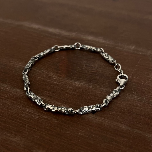 Bracelet Érosion en argent massif 925, texture brute inspirée de l'érosion naturelle, fait main à Rennes par fonte au sable, Fonte Bijoux