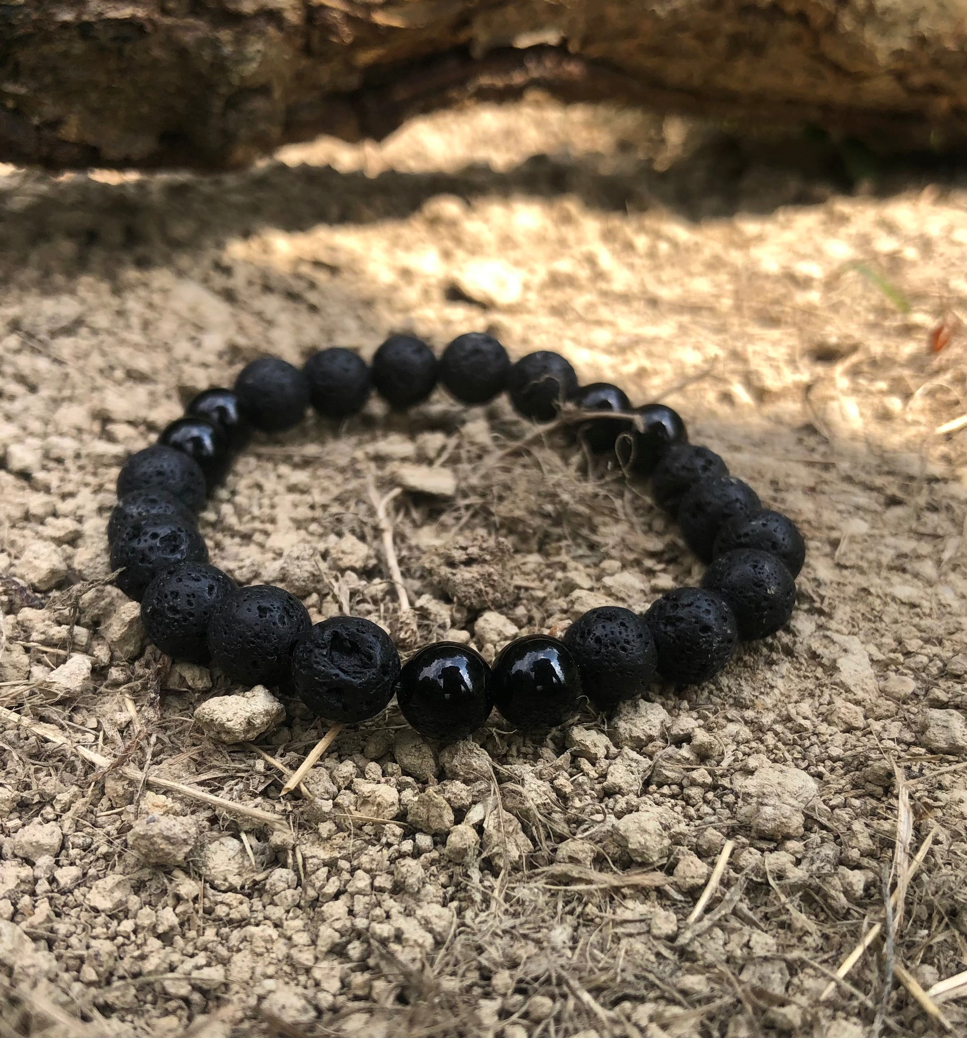 Bracelet élastique en perles de 8 mm, disponible en trois variantes : Pierre de Lave et Onyx Noir, Obsidienne Flocon de Neige et Pyrite. Ces bracelets artisanaux, disponibles en tailles S, M et L, présentent des effets de matière uniques et une identité forte, reflétant l'élégance et l'authenticité de la collection Fonte.