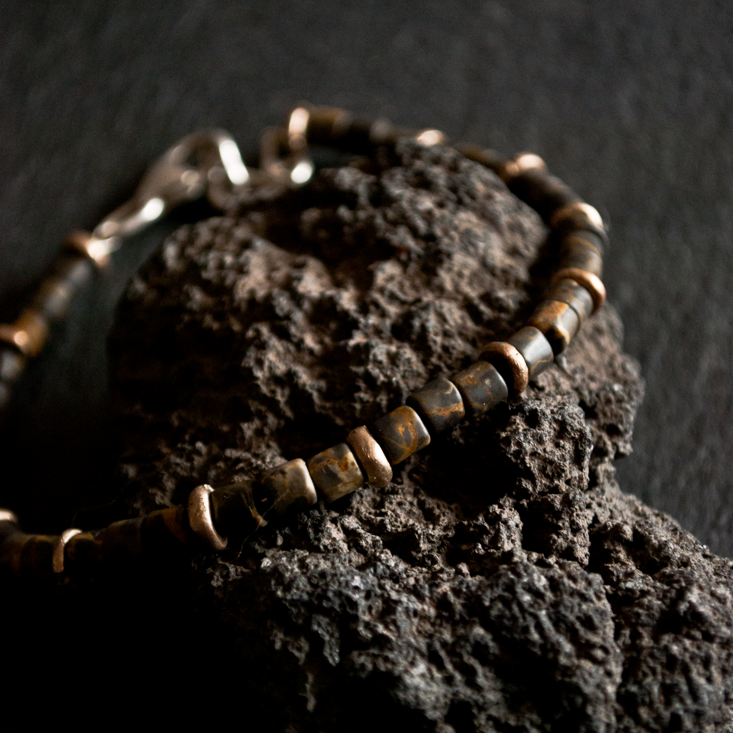 Bracelet perle pierre de bambou bronze  sur pierre de lave 