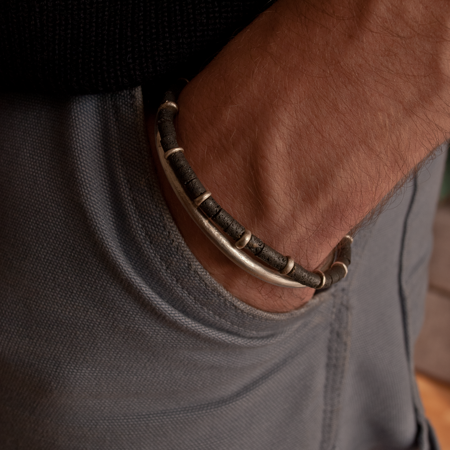 Bracelet fonte en argent 925 et perle pierre de lave avec fermoir en argent porté au poignet 