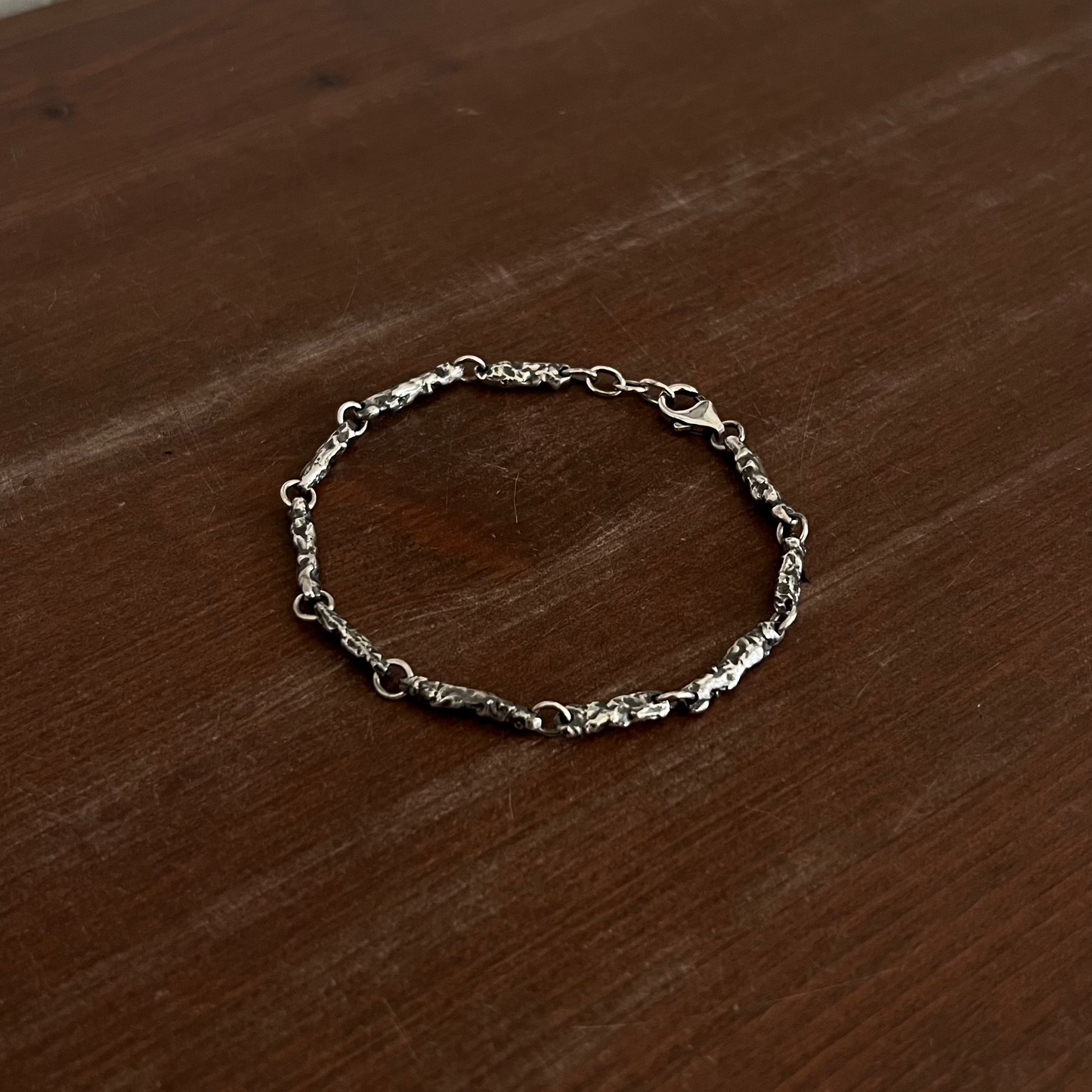 Bracelet Érosion argent 925 à plat , texture brute érodée, bijou artisanal raw jewelry Fonte Bijoux Rennes