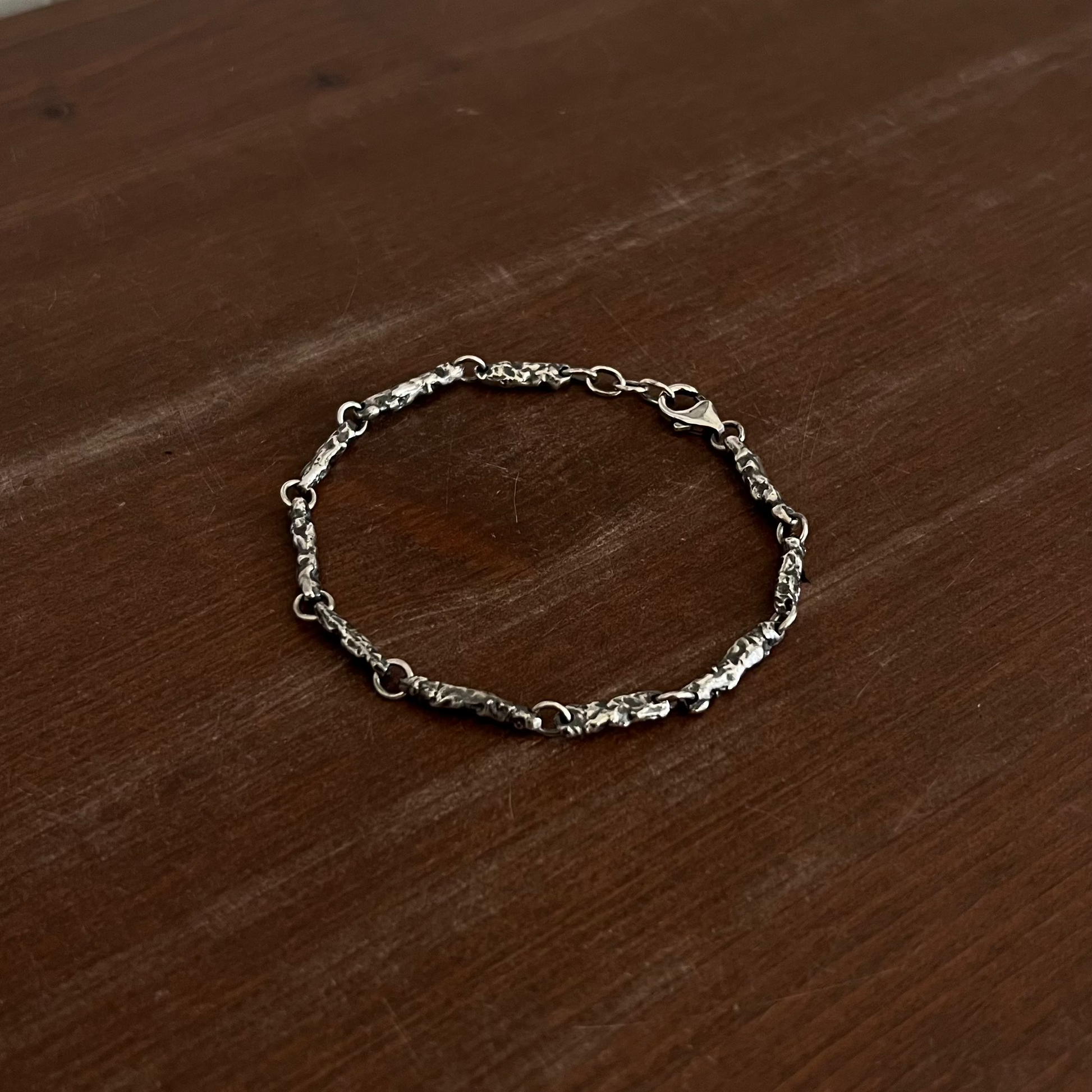 Bracelet Érosion argent 925 à plat , texture brute érodée, bijou artisanal raw jewelry Fonte Bijoux Rennes