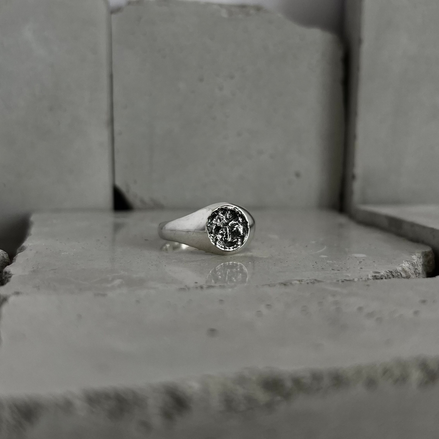 Chevalière Lune en argent 925, plateau rond texturé inspiré de la surface lunaire