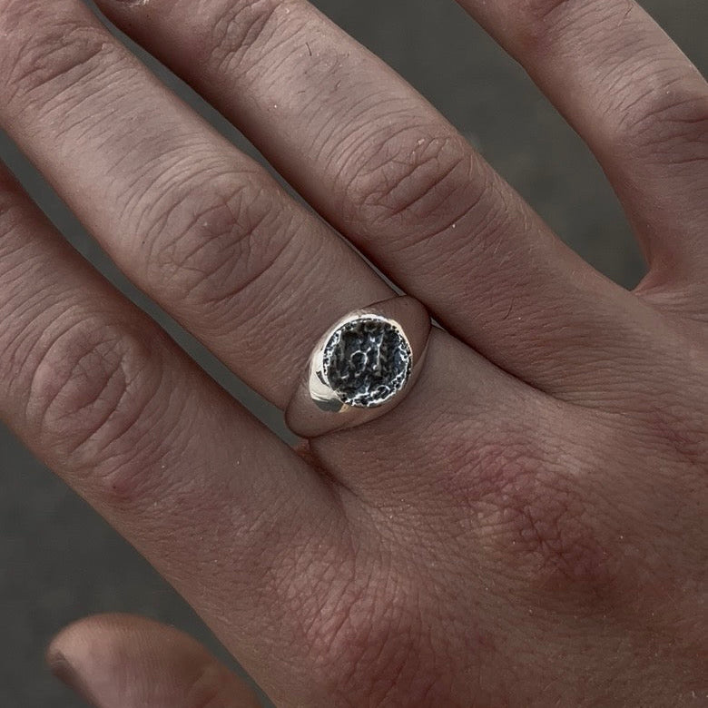 Chevalière Ronde Texturée argent massif 925 portée, bijou brut unisexe fait main Rennes Bretagne, Fonte Bijoux