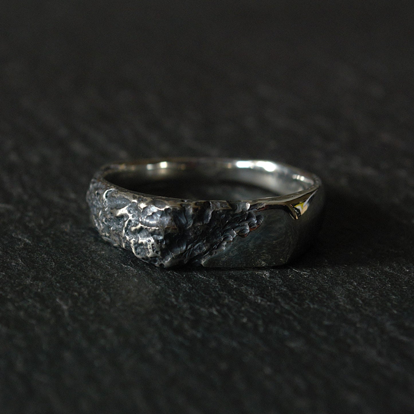 Bague brute en argent 925 façonnée par fonte au sable. Texture minérale, design unique et fabrication artisanale à Rennes, en Bretagne.