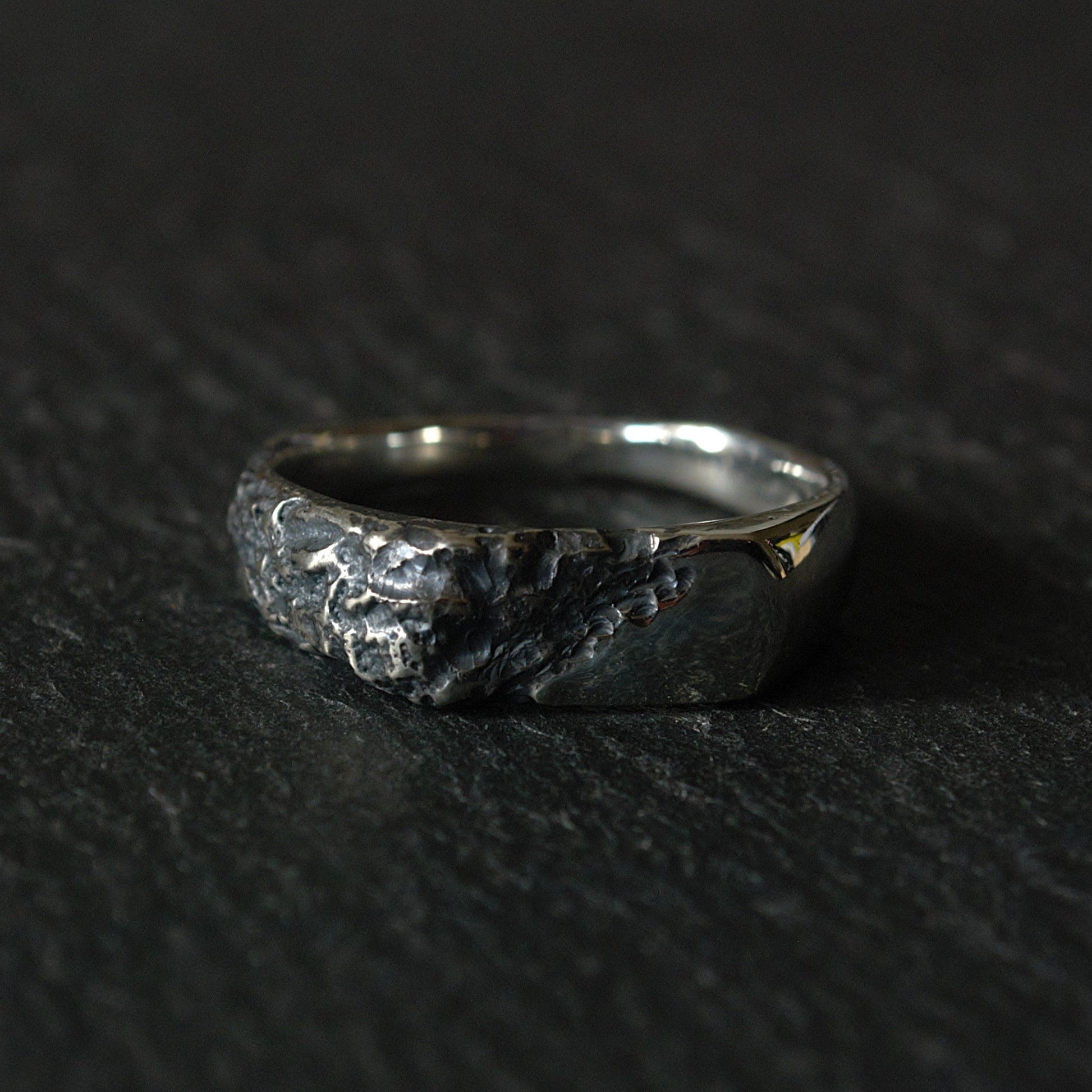 Bague brute en argent 925 façonnée par fonte au sable. Texture minérale, design unique et fabrication artisanale à Rennes, en Bretagne.