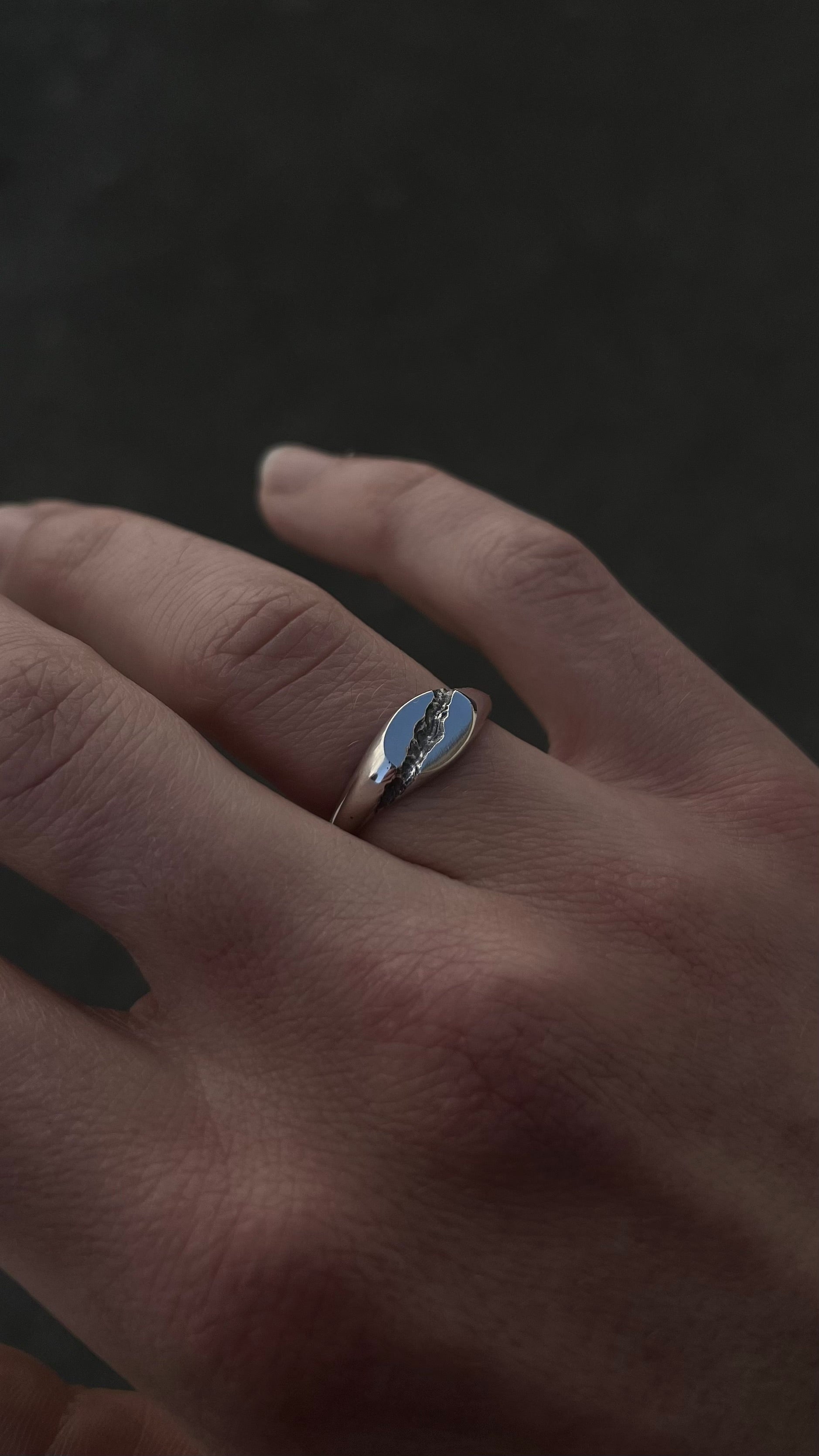 Bague canyon chevalière argent 925 portée — bijou brut texturé unisexe, fait main Rennes Bretagne