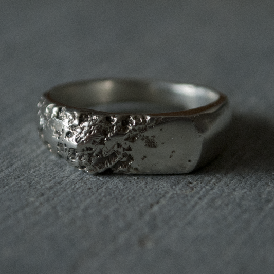 Chevalière artisanale en argent 925, texture inspirée de la roche. Une création brute et authentique signée Fonte Bijoux, faite main à Rennes.