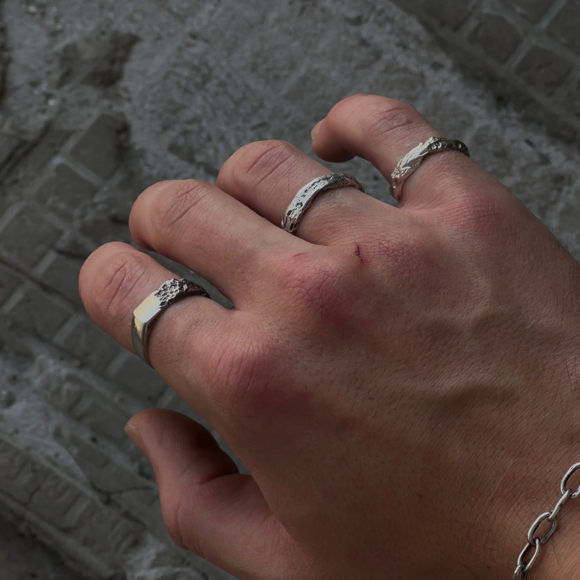 Bague artisanale en argent massif, fondue au sable et travaillée à la main. Un bijou brut et texturé, symbole de l’univers Fonte Bijoux.