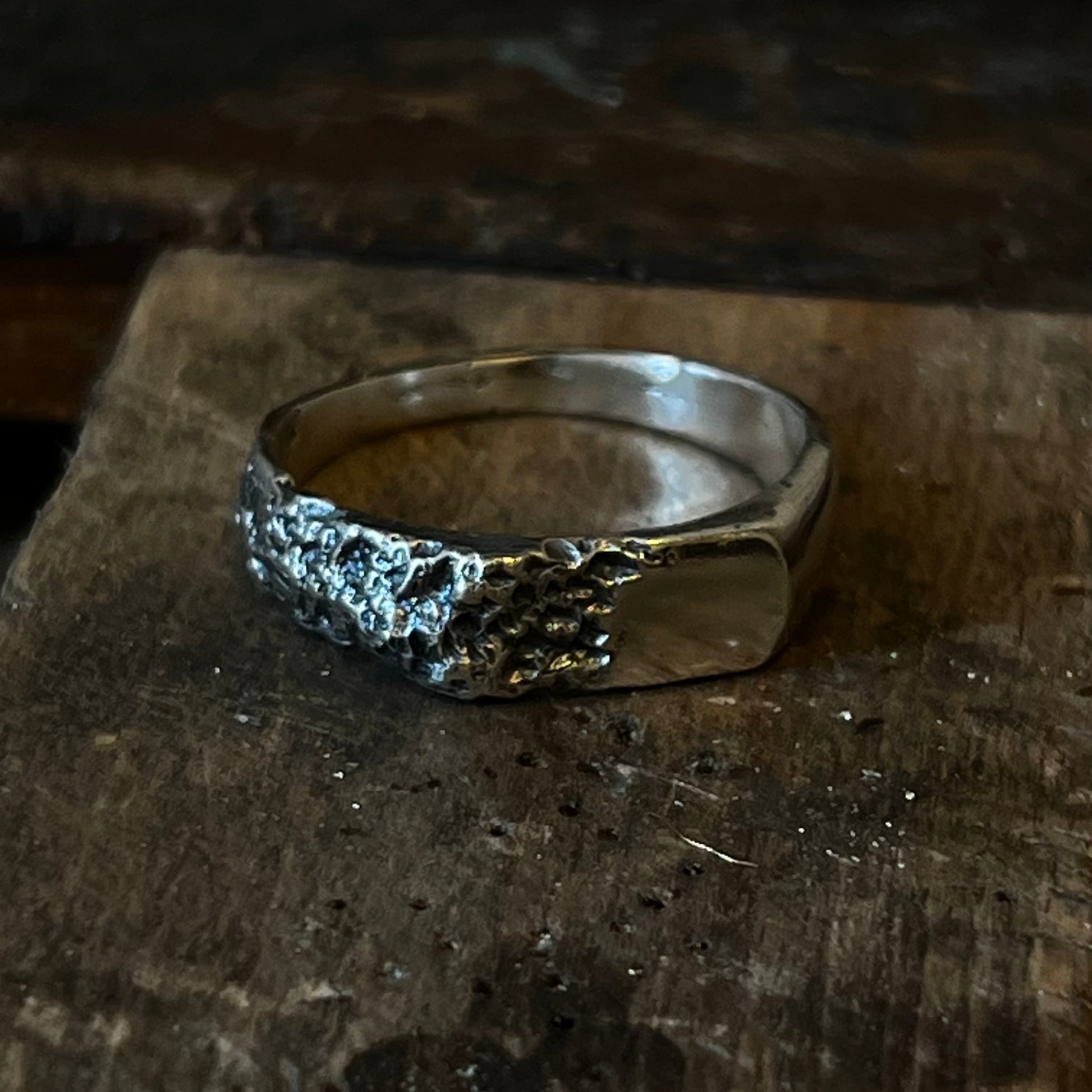 Chevalière artisanale en argent 925, texture inspirée de la roche. Une création brute et authentique signée Fonte Bijoux, faite main à Rennes.