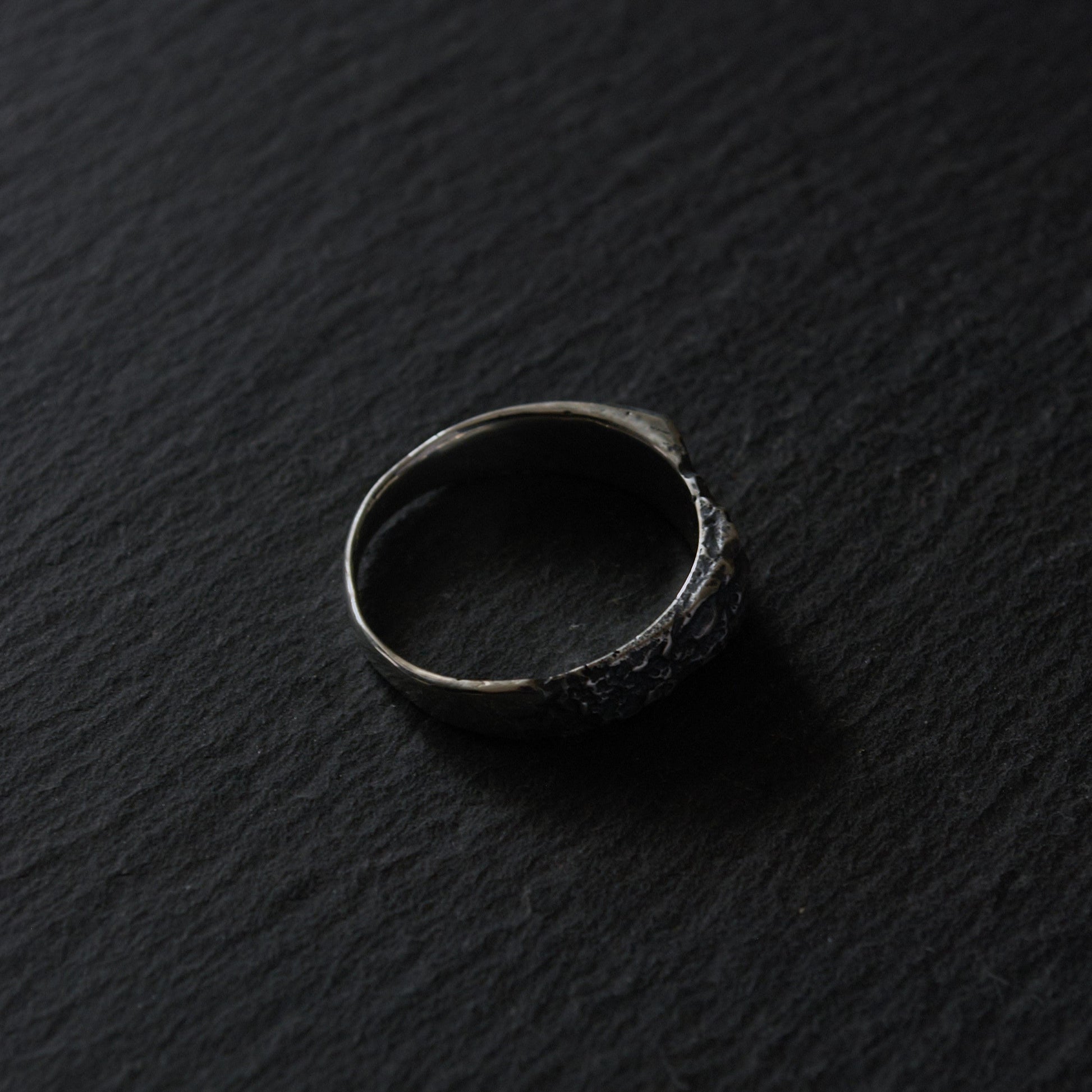 Chevalière organique artisanale en argent 925, texture inspirée de la roche. Une création brute et authentique signée Fonte Bijoux, faite main à Rennes.