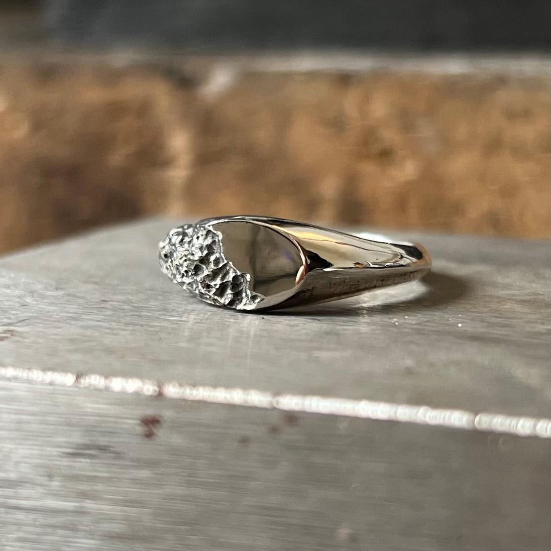 Création unisexe Fonte Bijoux – chevalière texturée en argent massif.