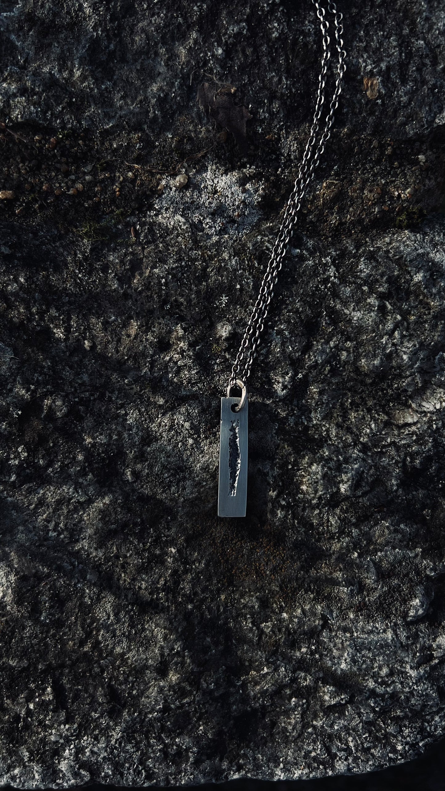 Collier la Faille en argent massif issus de la fonte au sable , élégant et brut - Collier en argent 925 - Fonte au sable - Bijou artisanal - Argent massif - Texture organique - Inspiration naturelle - Design brut - Fabrication artisanale - Pendentif unique - Bretagne - Joaillerie artisanale - Création unique - Bijou fait main - Artisanat local - Bijou naturel - Collier élégant - Bijou durable - Artisanat français - Bijou texturé - Collier design - Bijou inspiré par la nature - Collier artisanal - 