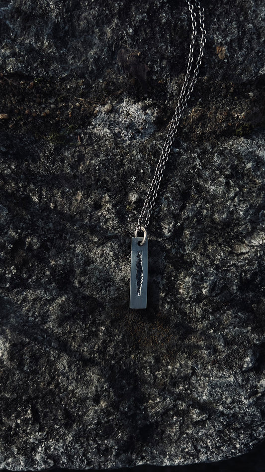 Collier la Faille en argent massif issus de la fonte au sable , élégant et brut - Collier en argent 925 - Fonte au sable - Bijou artisanal - Argent massif - Texture organique - Inspiration naturelle - Design brut - Fabrication artisanale - Pendentif unique - Bretagne - Joaillerie artisanale - Création unique - Bijou fait main - Artisanat local - Bijou naturel - Collier élégant - Bijou durable - Artisanat français - Bijou texturé - Collier design - Bijou inspiré par la nature - Collier artisanal - 