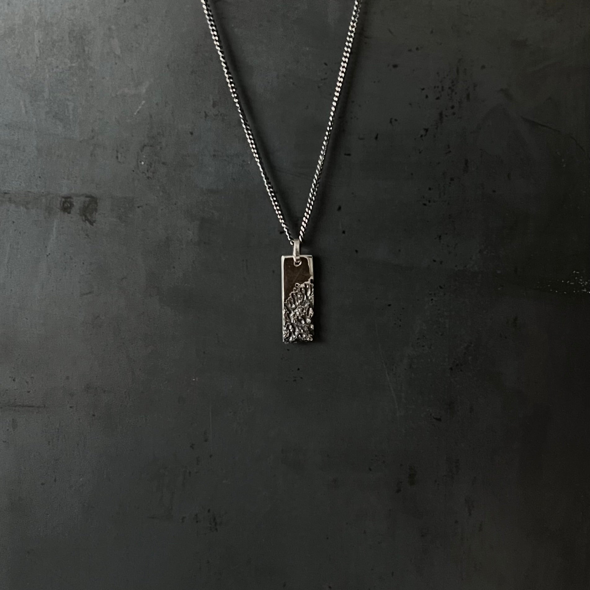 Collier brut , organique et authentique. Pendentif fait à la main en argent 925 