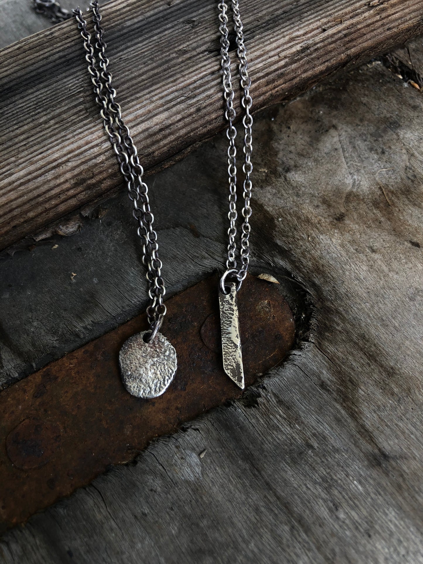 Collier en argent massif avec pendentif arrondi texturé, fabriqué avec la technique de réticulation, offrant une allure élégante et un design artisanal unique.