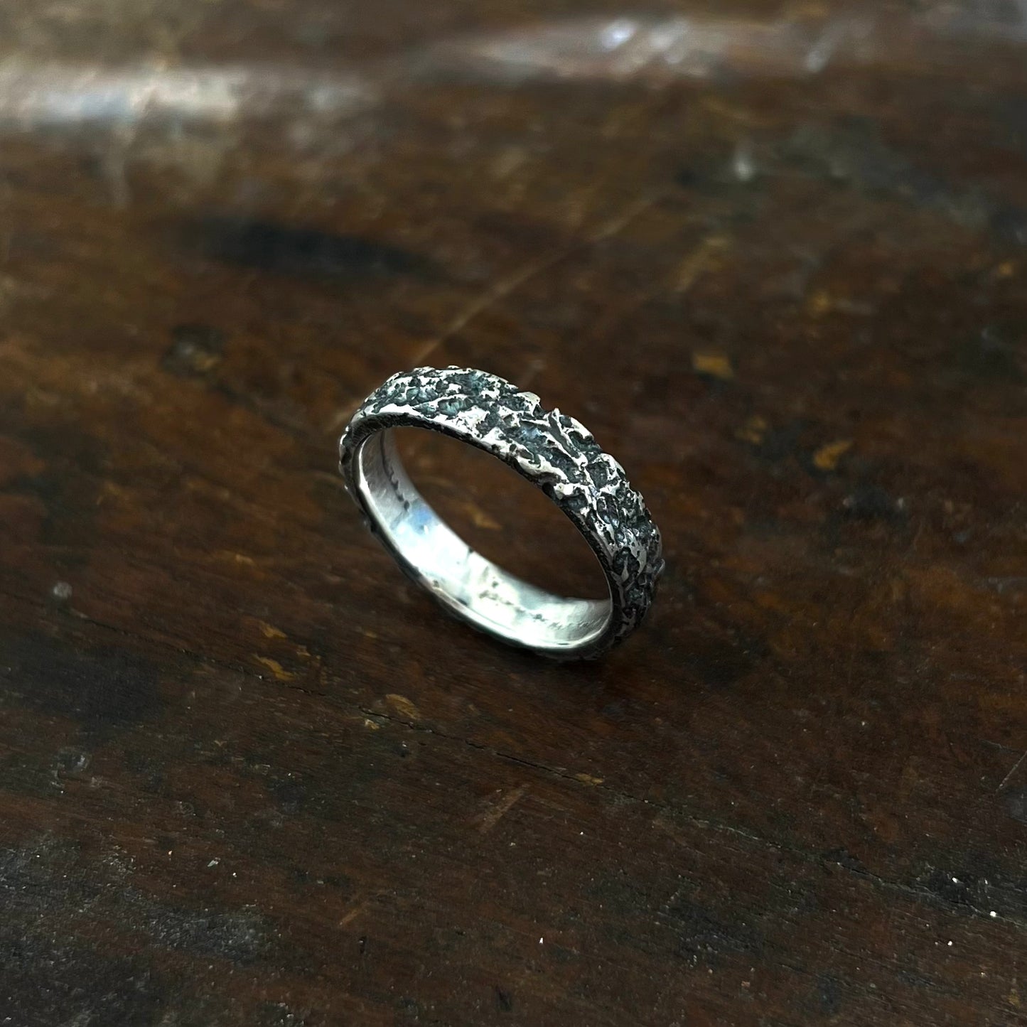 Détail de la texture brute et organique de la bague Roche en argent massif 925, fonte artisanale bague pour homme, bague brute argent 925
