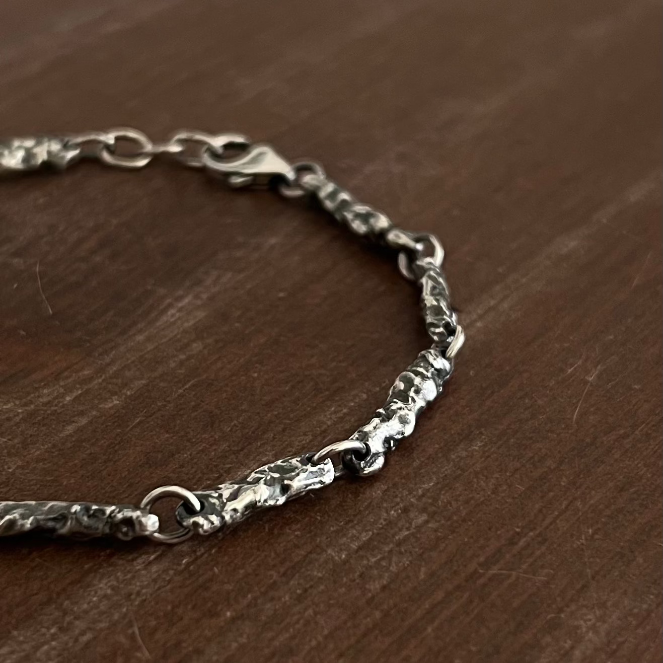 Détail fermoir bracelet Érosion argent massif 925, bijou artisanal fait main atelier Fonte Bijoux Rennes Ille-et-Vilaine