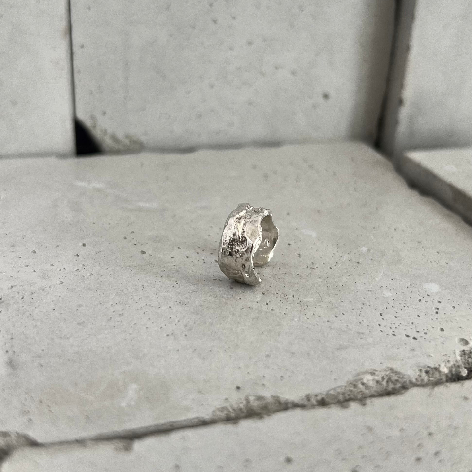 Earcuff large en argent massif, vue de dessus, texture organique brillante