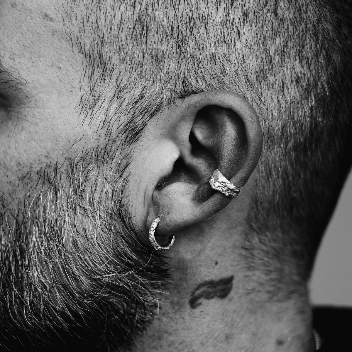 Earcuff large en argent 925 texturé et brillant porté à l'oreille