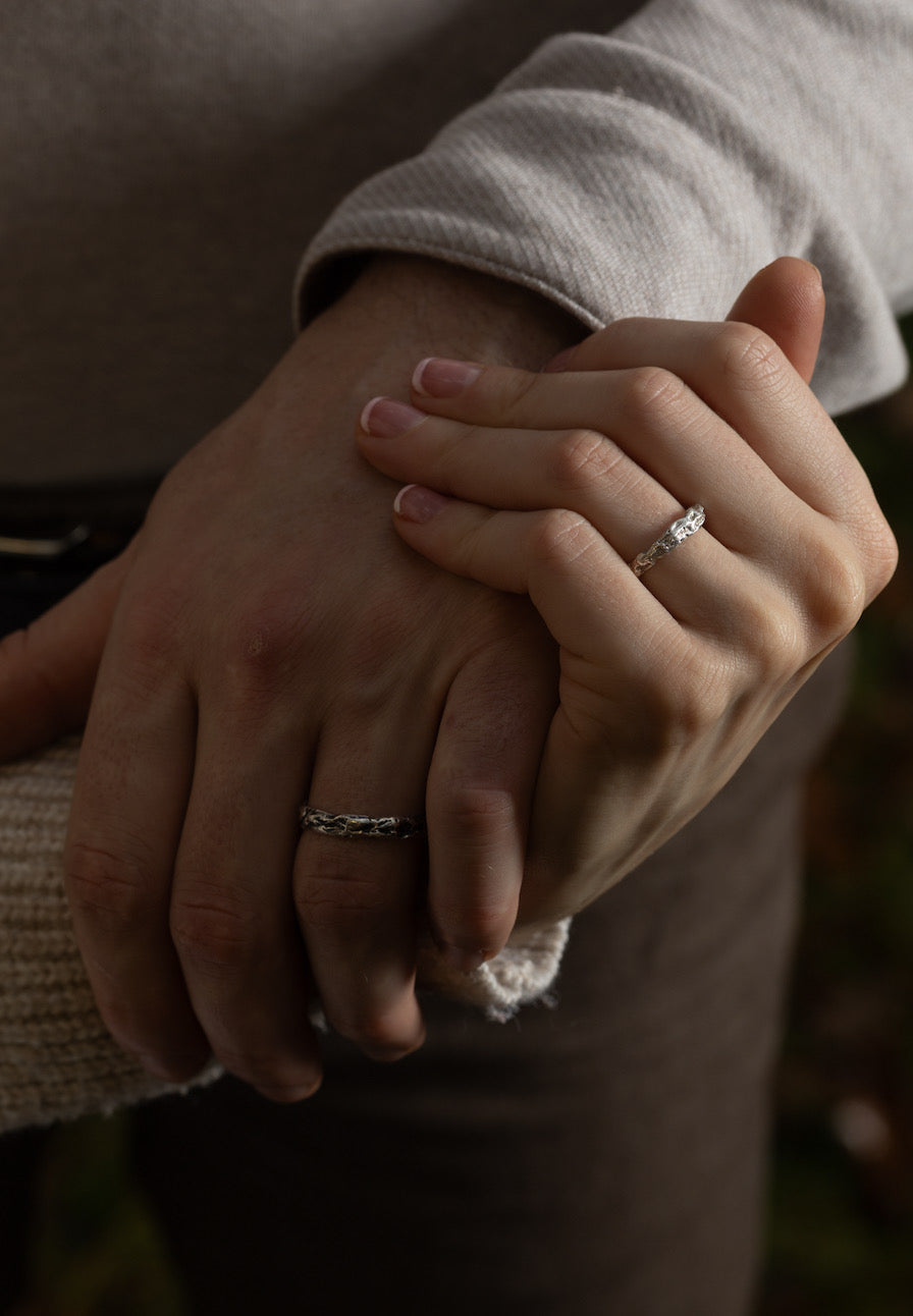 Photo bijoux pour mariage alliances organique et brute homme et femme 